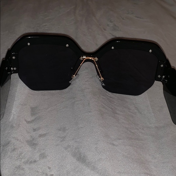 SOLD! Trendy Large Retro Sunglasses! - Picture 6 of 8